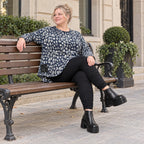 Asymmetrisches Feinstrickshirt in Marineblau/Grau mit Zipfelsaum und Rundhalsausschnitt
