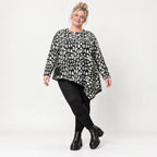 Kuscheliges Feinstrickshirt in Schwarz/Weiß mit asymmetrischem Zipfelsaum für den Winter