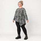 Kuscheliges Feinstrickshirt in Schwarz/Weiß mit asymmetrischem Zipfelsaum für den Winter