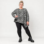Kuscheliges Feinstrickshirt in Schwarz/Weiß mit asymmetrischem Zipfelsaum für den Winter