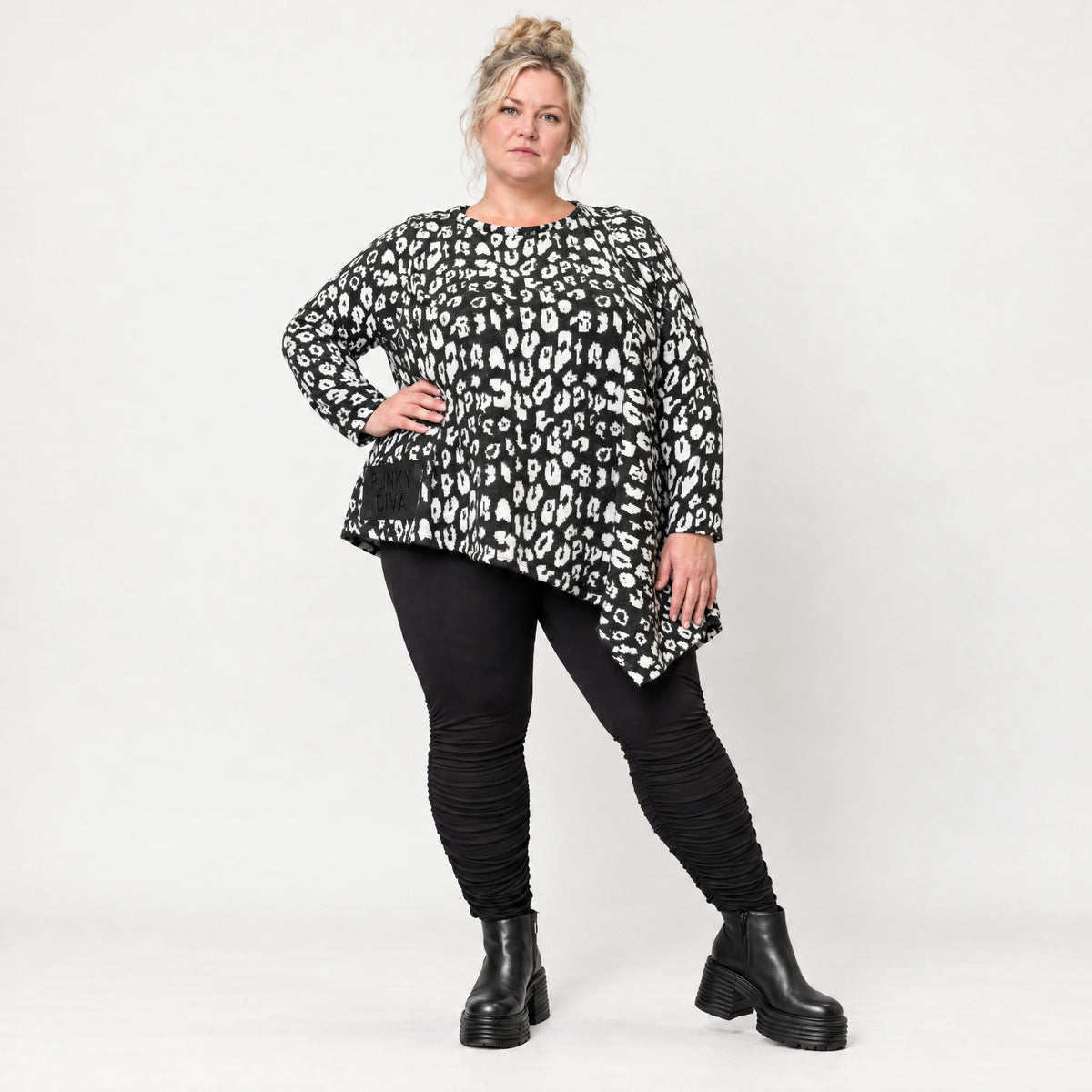Kuscheliges Feinstrickshirt in Schwarz/Weiß mit asymmetrischem Zipfelsaum für den Winter