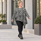 Kuscheliges Feinstrickshirt in Schwarz/Weiß mit asymmetrischem Zipfelsaum für den Winter