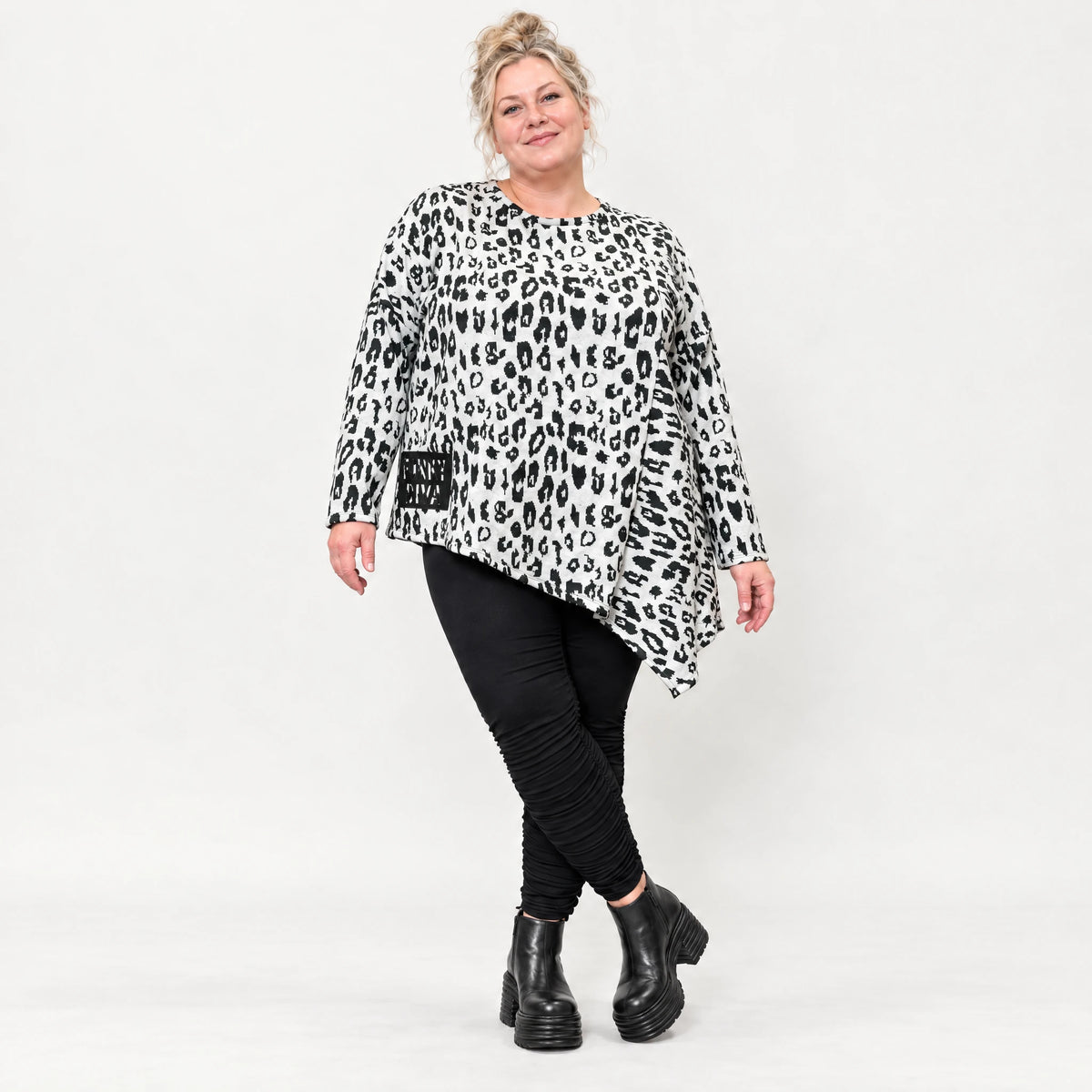 Langarmshirt aus flauschigem Feinstrick in Weiß/Schwarz mit asymmetrischem Zipfelsaum