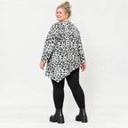 Langarmshirt aus flauschigem Feinstrick in Weiß/Schwarz mit asymmetrischem Zipfelsaum