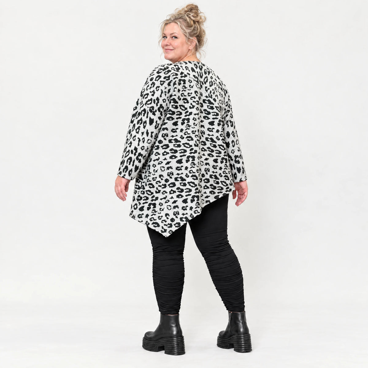 Langarmshirt aus flauschigem Feinstrick in Weiß/Schwarz mit asymmetrischem Zipfelsaum