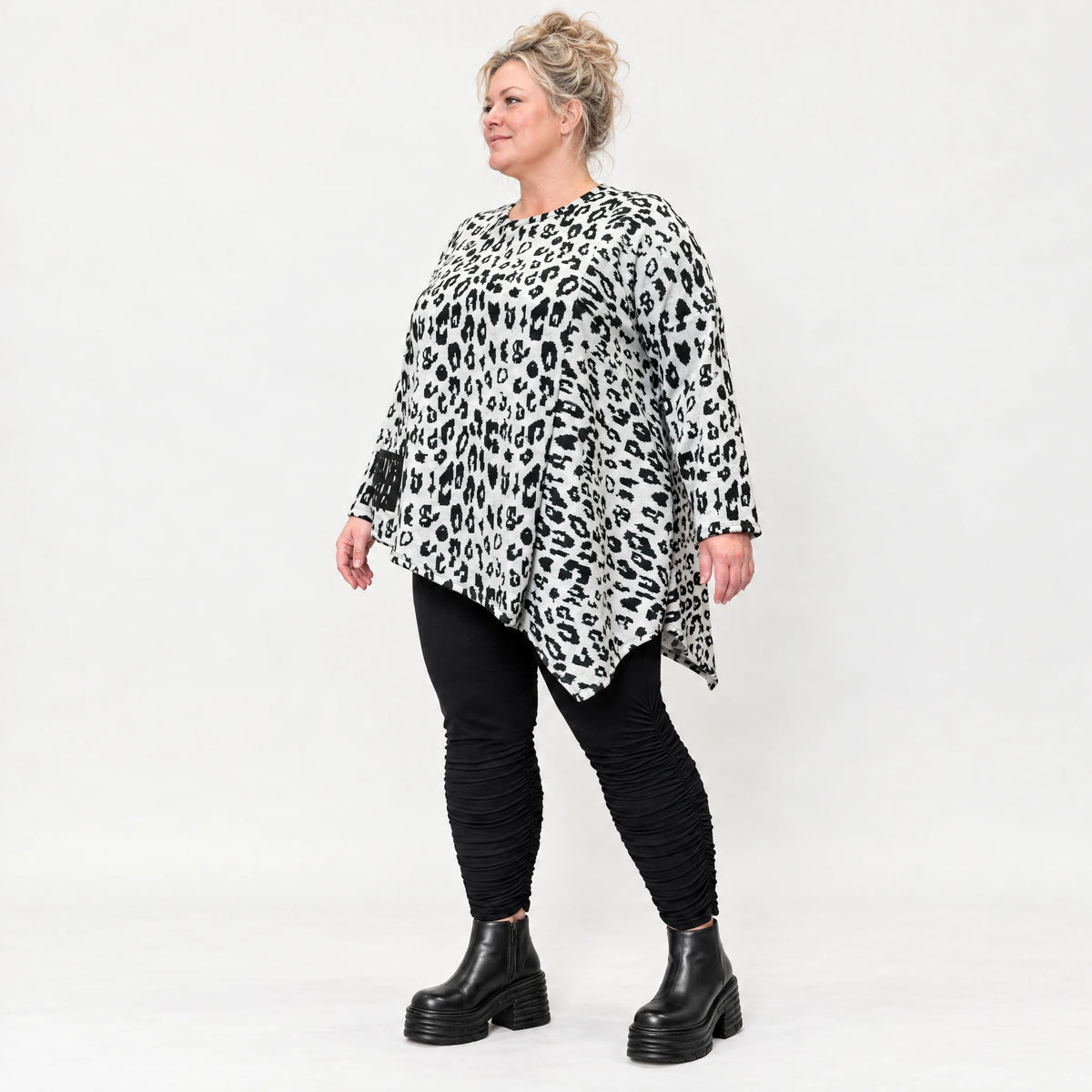 Langarmshirt aus flauschigem Feinstrick in Weiß/Schwarz mit asymmetrischem Zipfelsaum