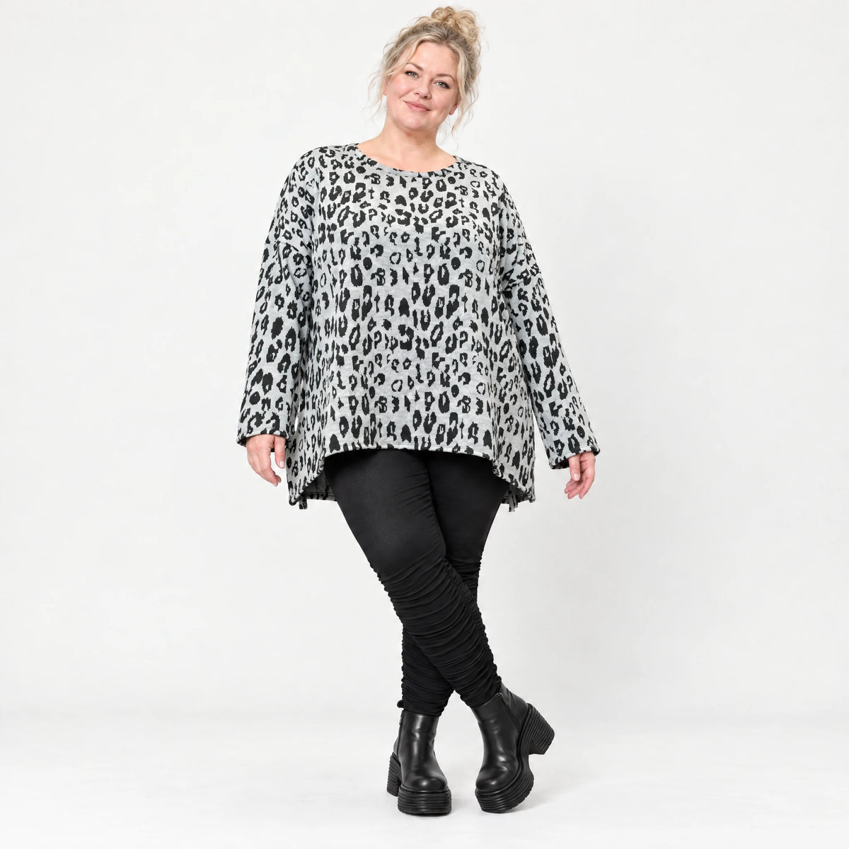 Langarmshirt aus flauschigem Feinstrick in Grau/Schwarz mit A-Linie und Schlitzen am Saum
