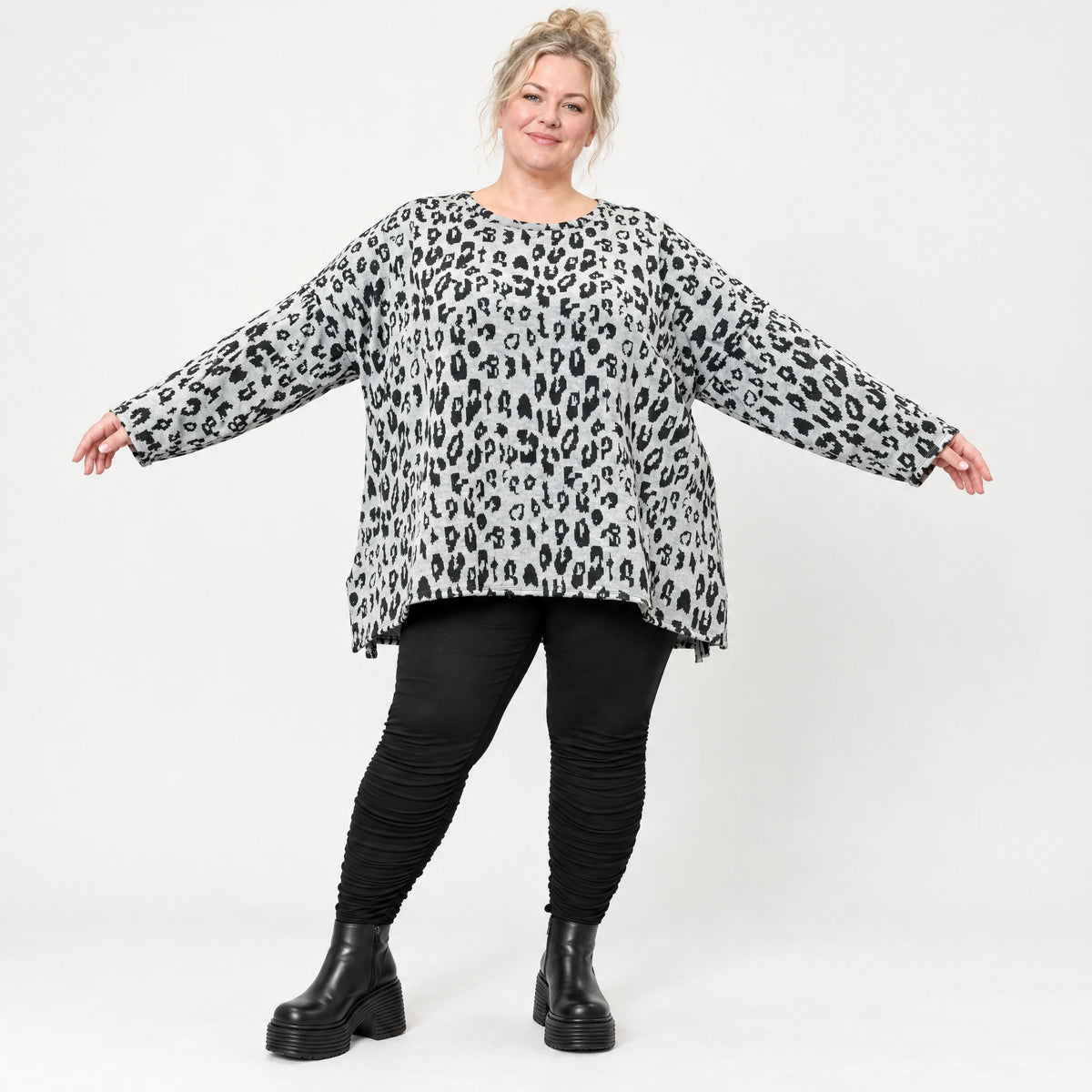 Langarmshirt aus flauschigem Feinstrick in Grau/Schwarz mit A-Linie und Schlitzen am Saum