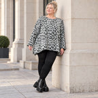 Langarmshirt aus flauschigem Feinstrick in Grau/Schwarz mit A-Linie und Schlitzen am Saum