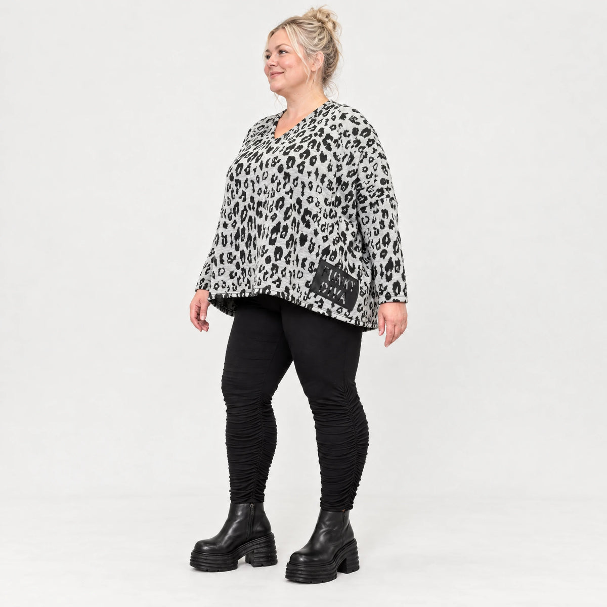 Kuscheliges Strickshirt in Grau/Schwarz aus flauschigem Feinstrick mit V-Ausschnitt