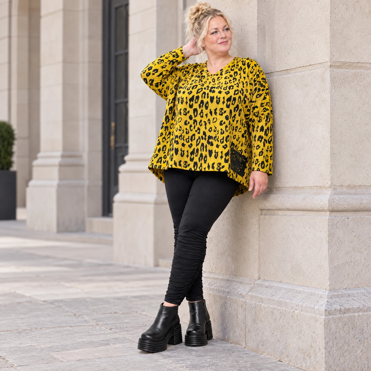 Flauschiger Feinstrickpullover in Gelb/Schwarz mit V-Ausschnitt und kastiger Passform
