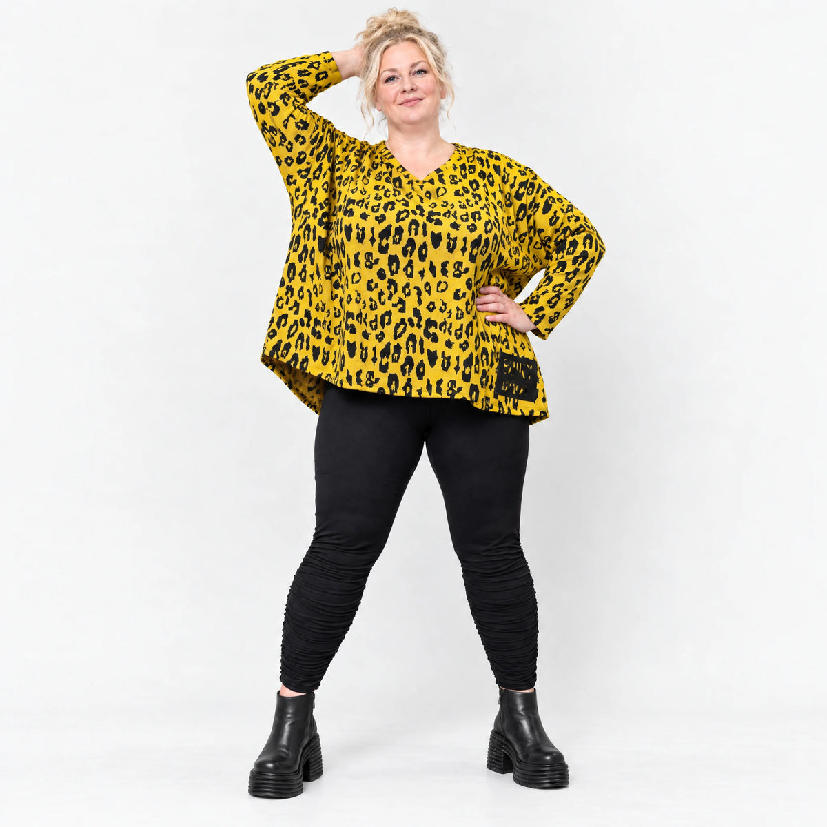 Flauschiger Feinstrickpullover in Gelb/Schwarz mit V-Ausschnitt und kastiger Passform