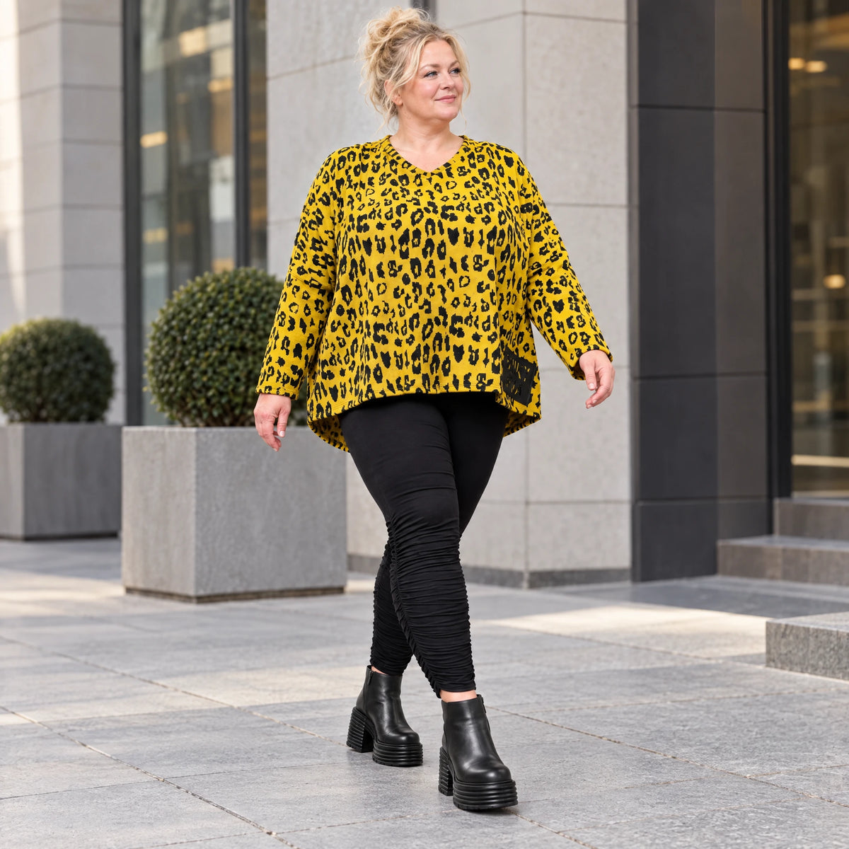 Flauschiger Feinstrickpullover in Gelb/Schwarz mit V-Ausschnitt und kastiger Passform