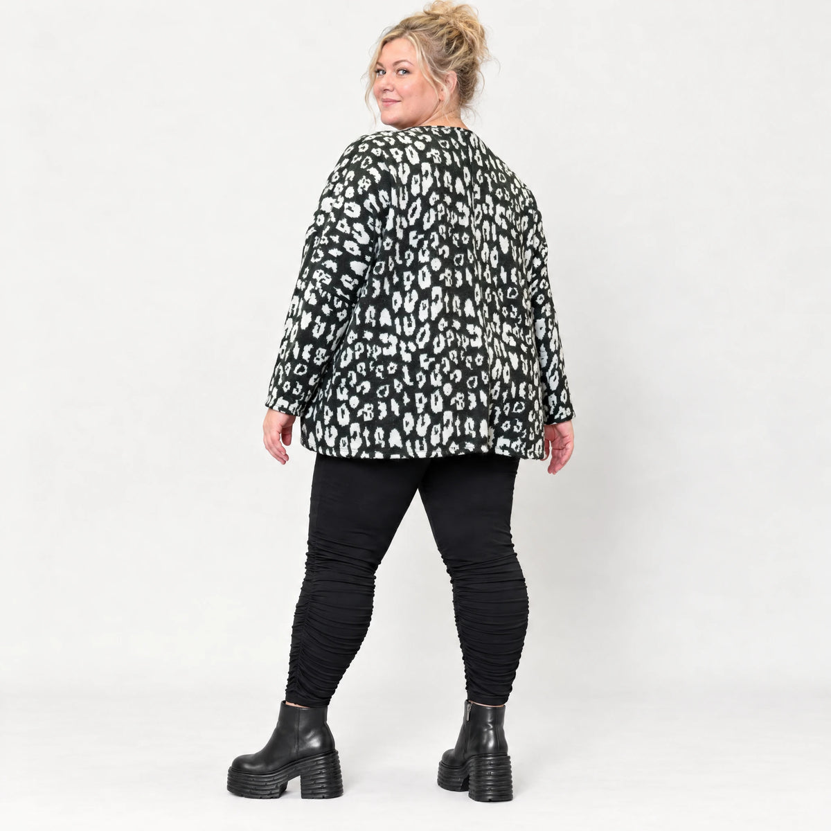 Italienisches Strickoberteil in Schwarz/Weiß mit flauschigem Garn und kastigem Schnitt