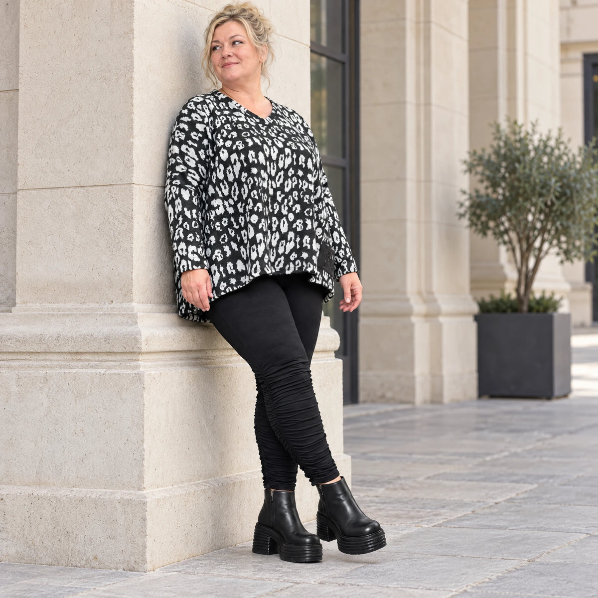 Italienisches Strickoberteil in Schwarz/Weiß mit flauschigem Garn und kastigem Schnitt