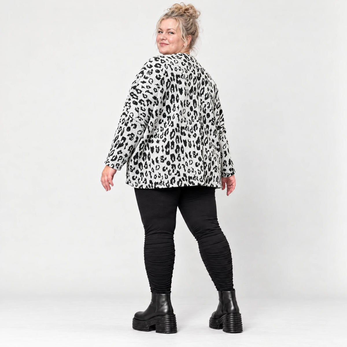 Flauschiger Feinstrickpullover in Weiß/Schwarz mit rundem V-Ausschnitt und kastiger Form