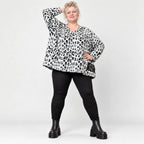 Flauschiger Feinstrickpullover in Weiß/Schwarz mit rundem V-Ausschnitt und kastiger Form