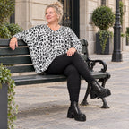 Flauschiger Feinstrickpullover in Weiß/Schwarz mit rundem V-Ausschnitt und kastiger Form
