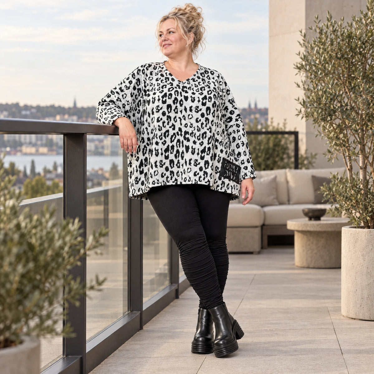 Flauschiger Feinstrickpullover in Weiß/Schwarz mit rundem V-Ausschnitt und kastiger Form