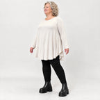 Langarmshirt in Beige aus weichem Modalstretch mit runder Form und Seitennahttaschen