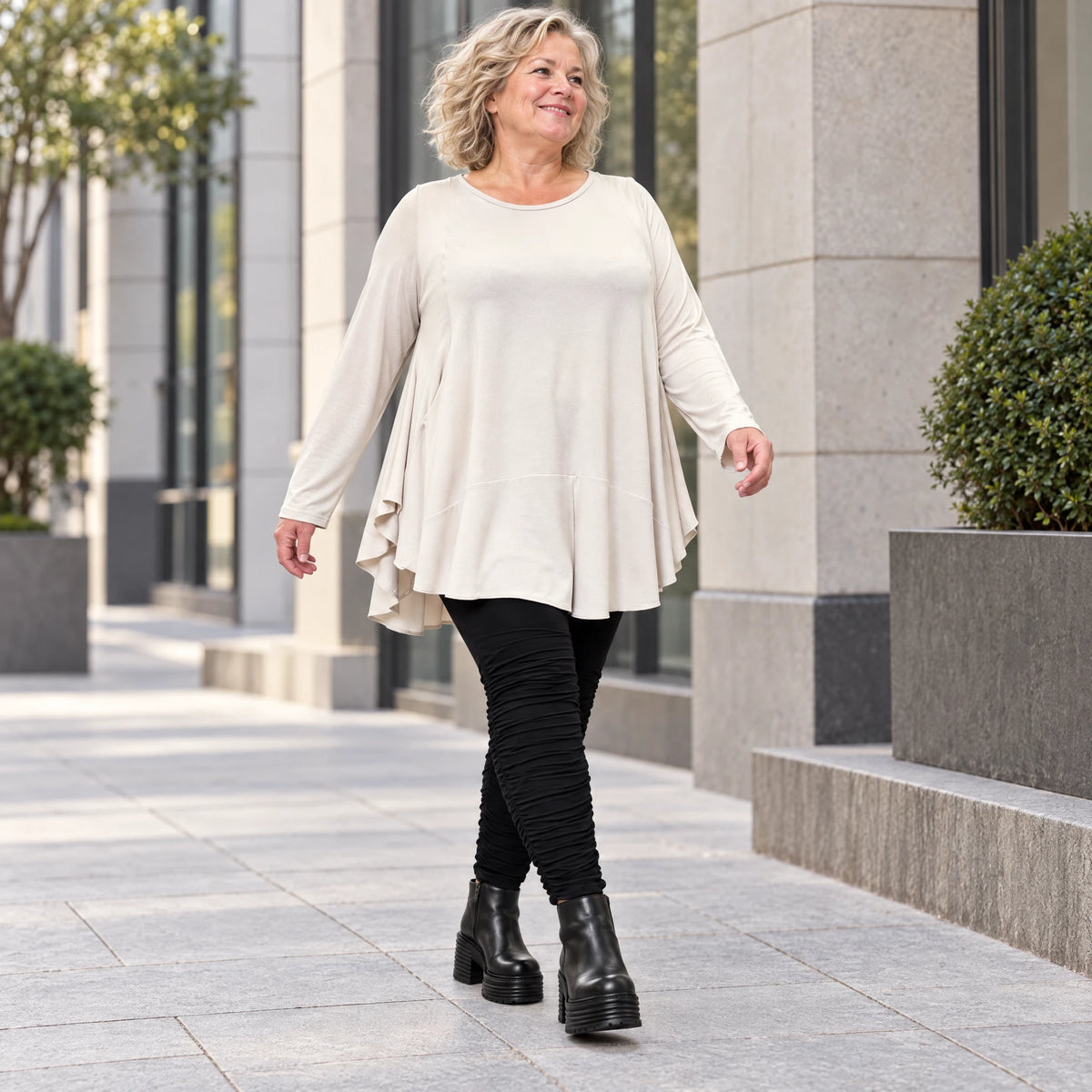 Langarmshirt in Beige aus weichem Modalstretch mit runder Form und Seitennahttaschen