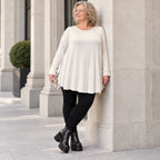 Langarmshirt in Beige aus weichem Modalstretch mit runder Form und Seitennahttaschen