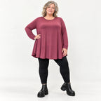 Bequemes Langarmshirt in sattem Bordeaux aus weichem Modal Stretch mit gerundeter Form