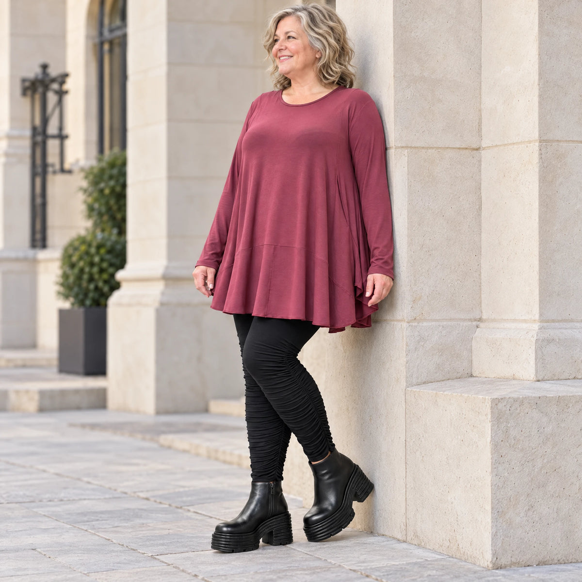Bequemes Langarmshirt in sattem Bordeaux aus weichem Modal Stretch mit gerundeter Form
