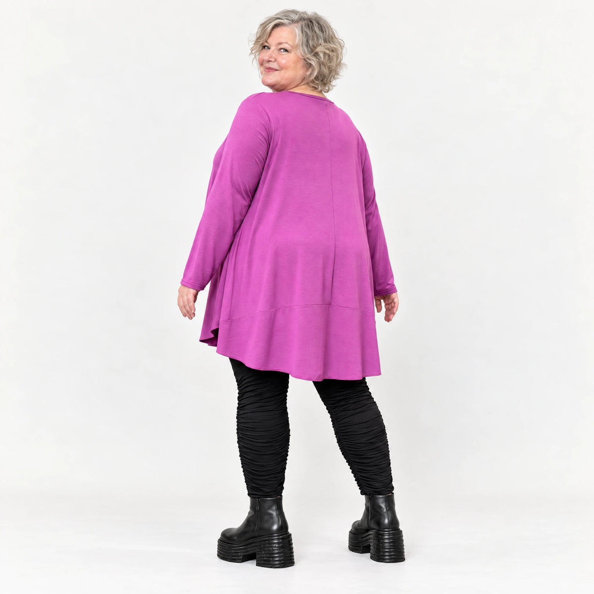 Langarmshirt in Beere aus weichem Modalstretch mit Rundhalsausschnitt und Seitentaschen