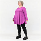 Langarmshirt in Beere aus weichem Modalstretch mit Rundhalsausschnitt und Seitentaschen