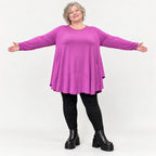 Langarmshirt in Beere aus weichem Modalstretch mit Rundhalsausschnitt und Seitentaschen