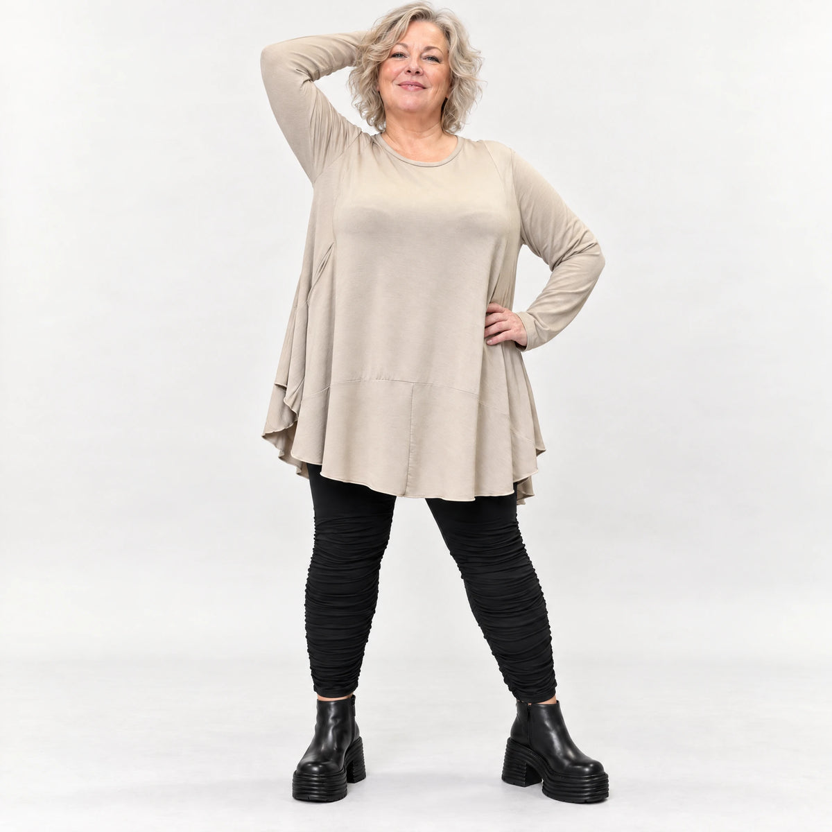 Langarmshirt in Taupe aus feinem Modalstretch mit Seitentaschen und gerundeter Silhouette