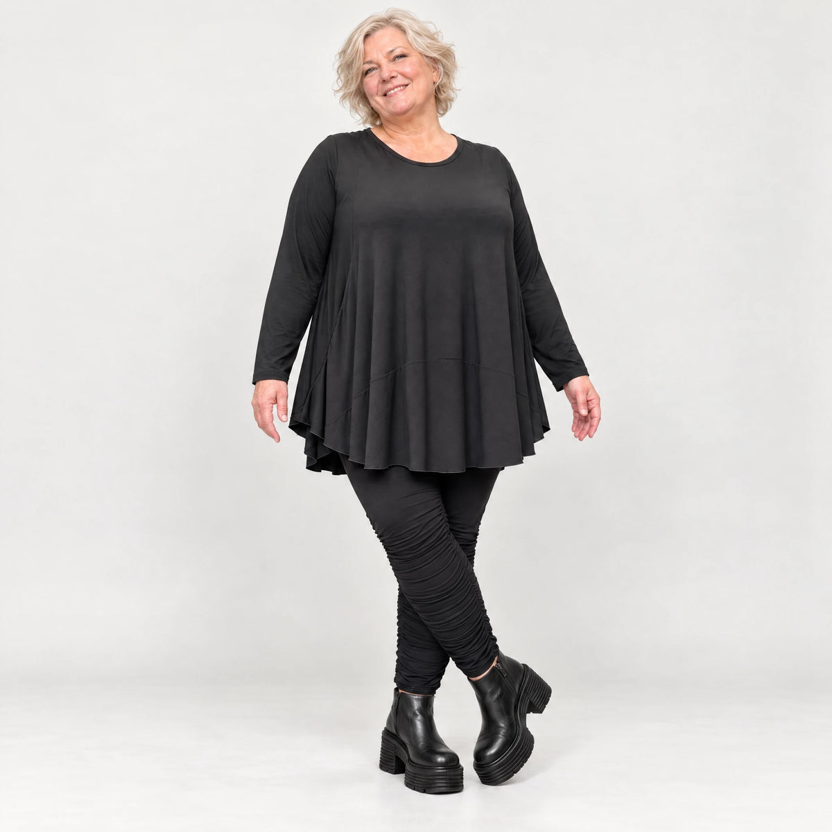 Basic Langarmshirt in Schwarz aus weichem Modal mit Stretch und praktischen Seitentaschen