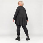 Basic Langarmshirt in Schwarz aus weichem Modal mit Stretch und praktischen Seitentaschen