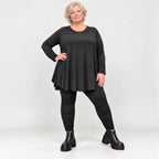 Basic Langarmshirt in Schwarz aus weichem Modal mit Stretch und praktischen Seitentaschen