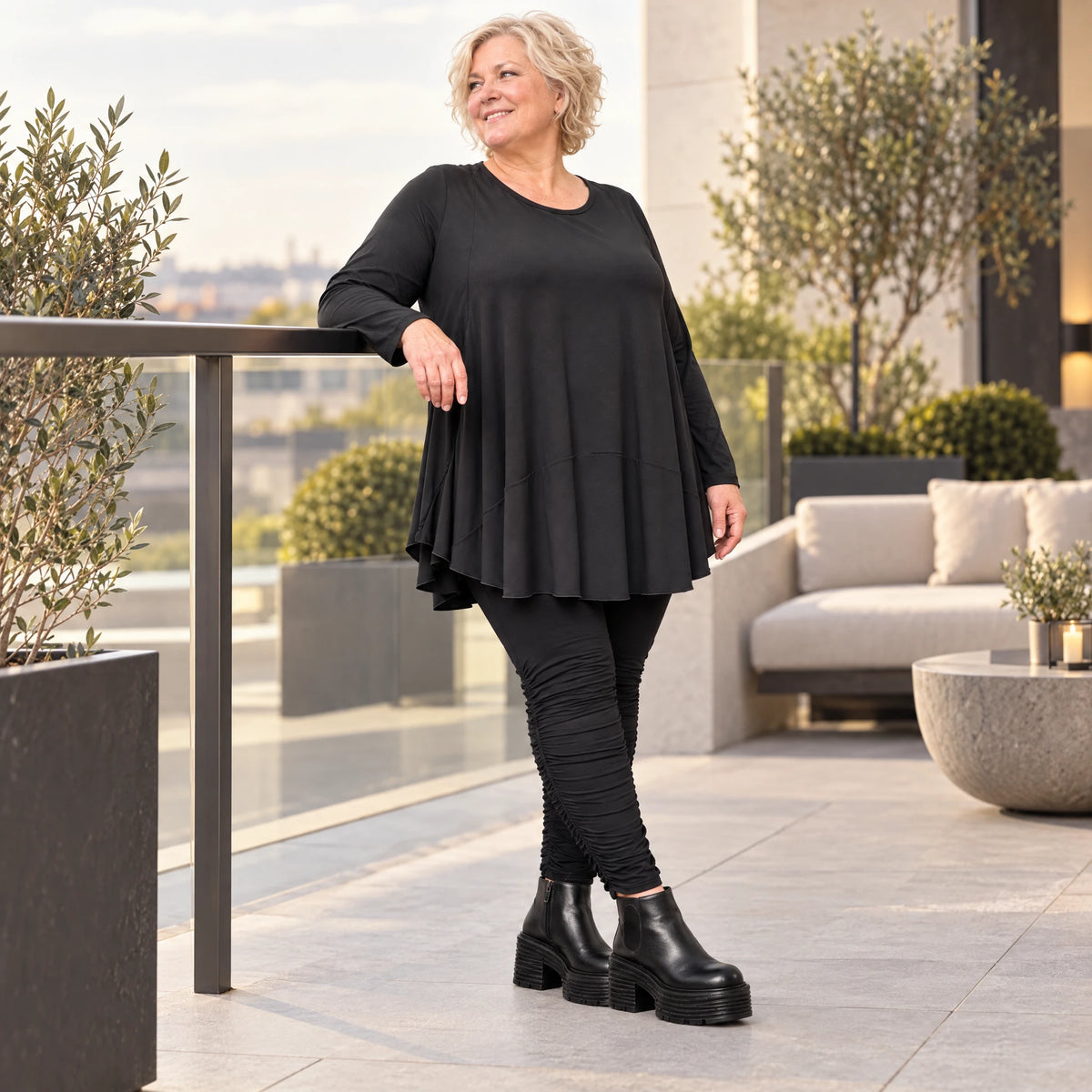 Basic Langarmshirt in Schwarz aus weichem Modal mit Stretch und praktischen Seitentaschen
