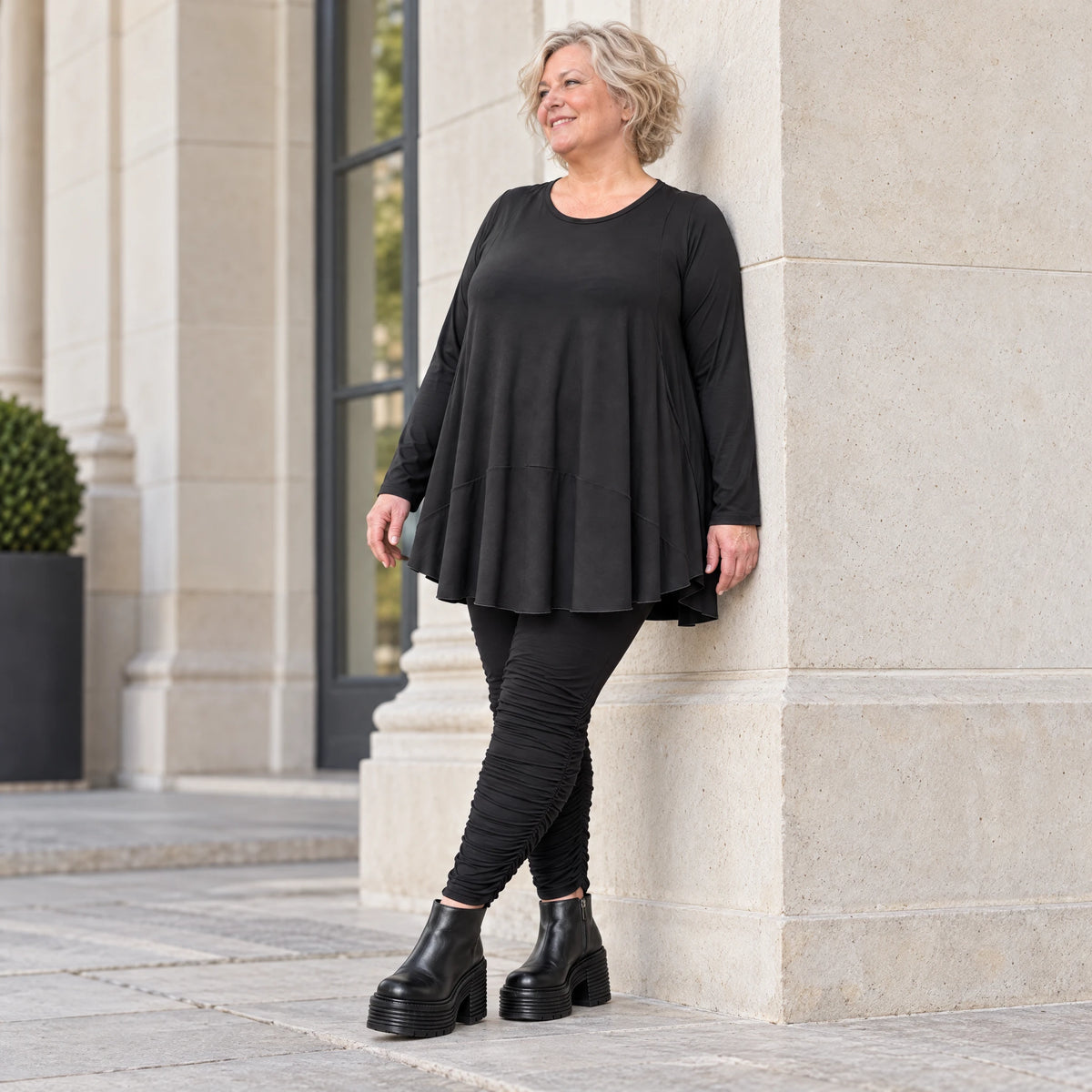 Basic Langarmshirt in Schwarz aus weichem Modal mit Stretch und praktischen Seitentaschen