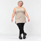 Ärmelloses Top in Taupe aus fließendem Modal mit Rundhalsausschnitt und Seitenschlitzen
