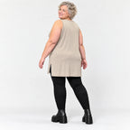 Ärmelloses Top in Taupe aus fließendem Modal mit Rundhalsausschnitt und Seitenschlitzen