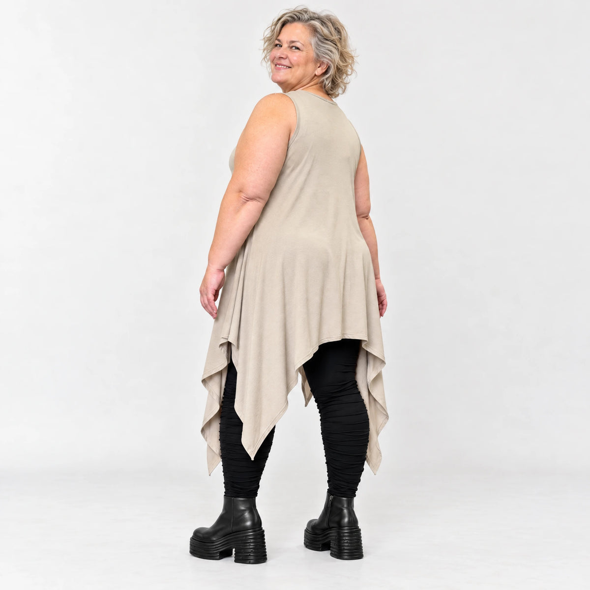 Ärmellose Tunika in Taupe aus weichem Modal Stretch mit lockerer A-Linie und Seitenspitzen