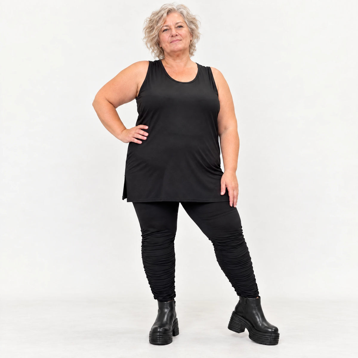 Schwarzes ärmelloses Top mit Rundhalsausschnitt und Seitenschlitzen aus Modal Stretch