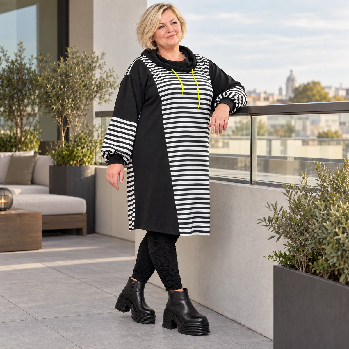 Gestreiftes Winterkleid aus Stretchjersey in Gelb/Schwarz/Weiß mit gerader Schnittform