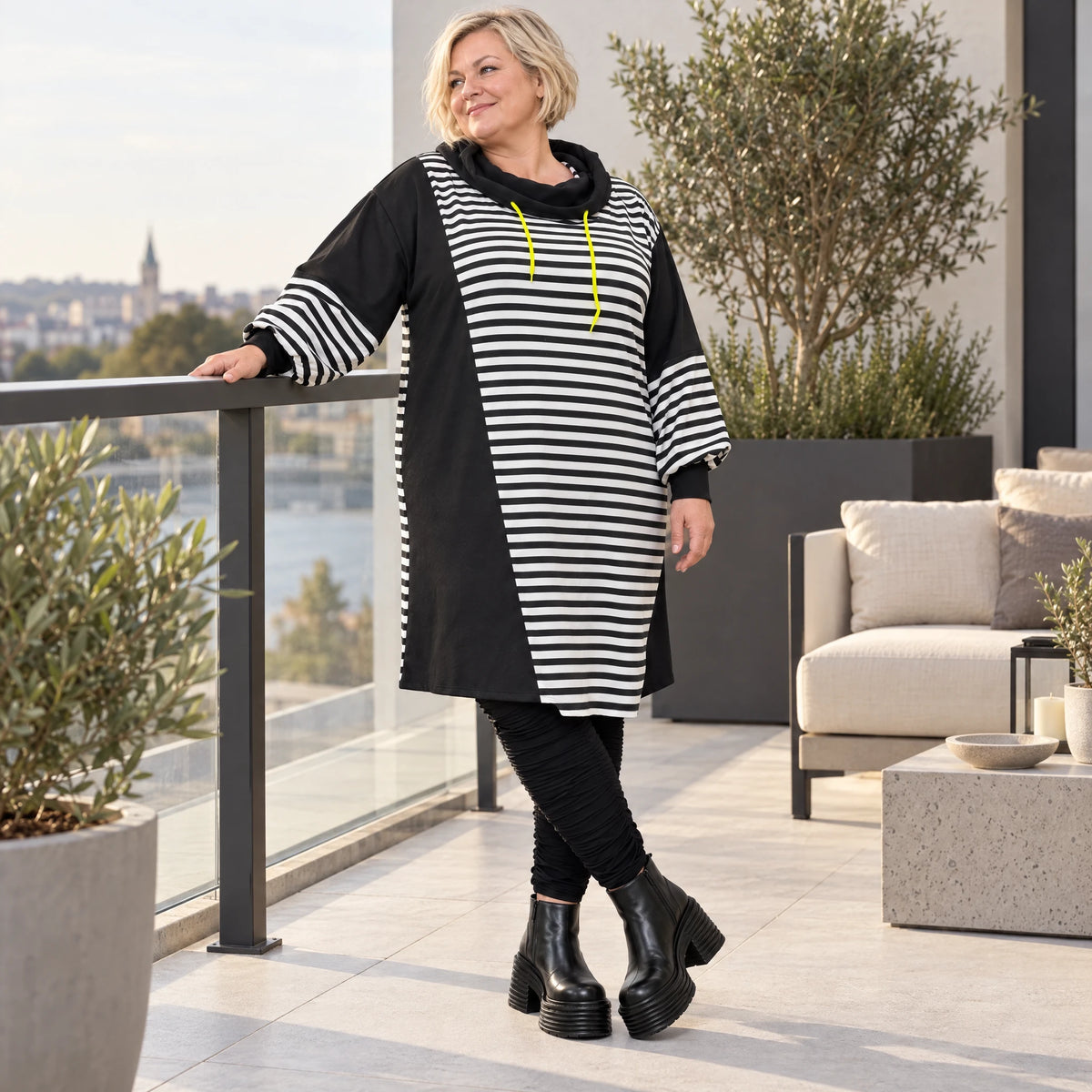 Gestreiftes Winterkleid aus Stretchjersey in Gelb/Schwarz/Weiß mit gerader Schnittform