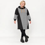 Gestreiftes Jerseykleid in Orange/Schwarz/Weiß mit Rollkragen und Kapuze in gerader Form