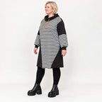 Gestreiftes Jerseykleid in Orange/Schwarz/Weiß mit Rollkragen und Kapuze in gerader Form