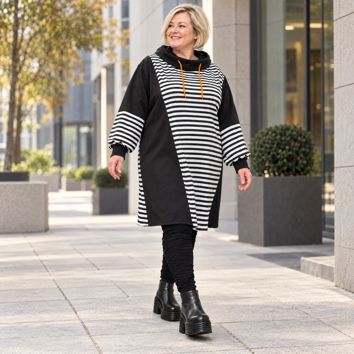 Gestreiftes Jerseykleid in Orange/Schwarz/Weiß mit Rollkragen und Kapuze in gerader Form