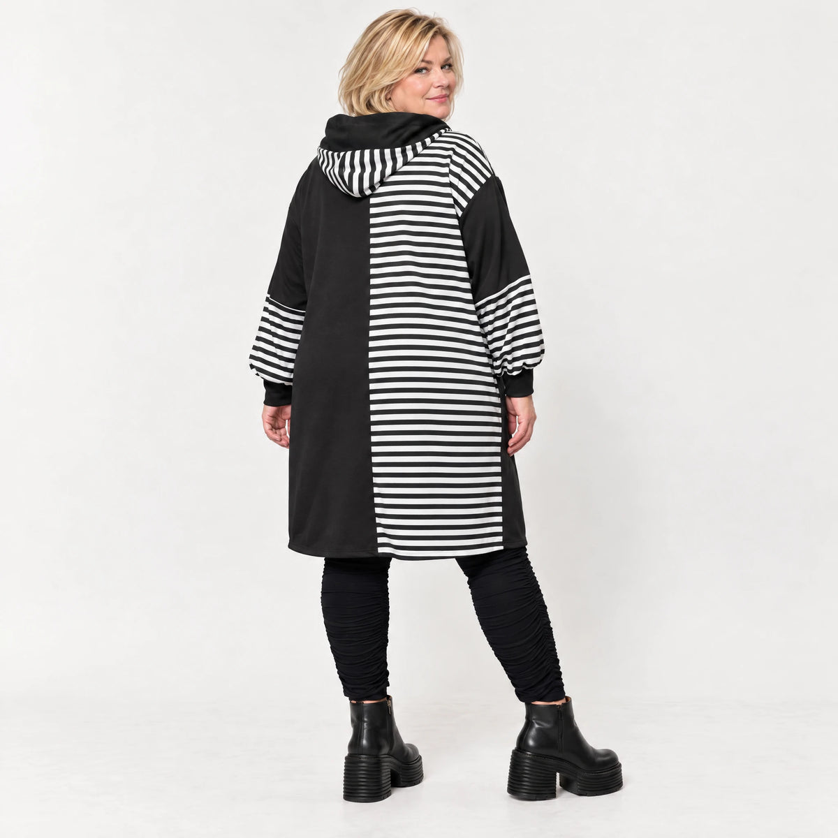 Gestreiftes Winterkleid aus Stretchjersey in Schwarz/Weiß/Pink mit Rollkragen und Kapuze