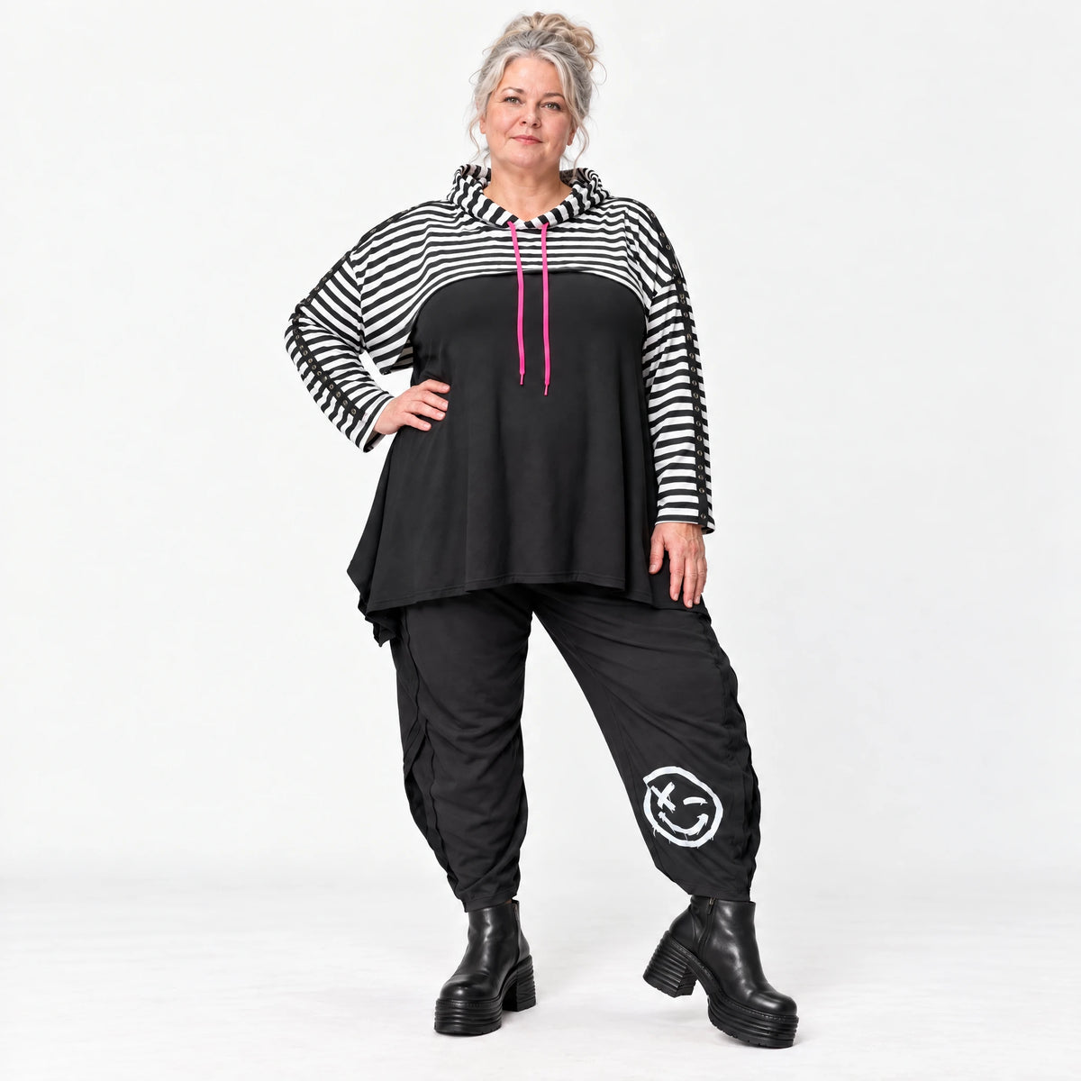 Gerader Kapuzenüberwurf aus weichem Stretchjersey in Schwarz/Weiß/Pink mit Streifenmuster