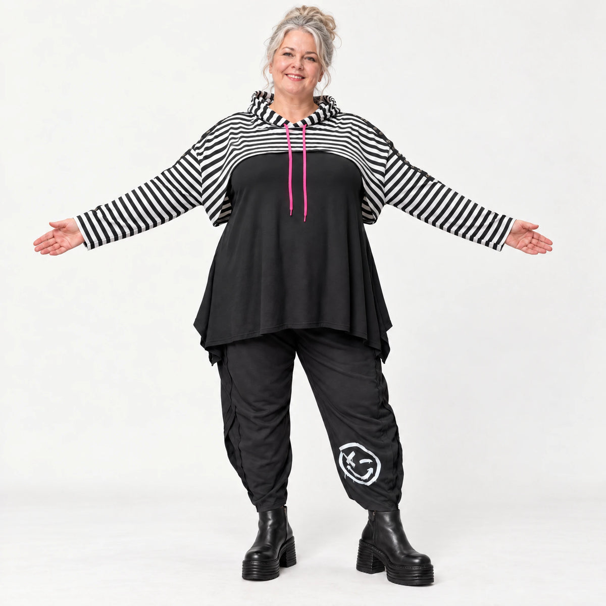 Gerader Kapuzenüberwurf aus weichem Stretchjersey in Schwarz/Weiß/Pink mit Streifenmuster