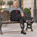 Gerader Kapuzenüberwurf aus weichem Stretchjersey in Schwarz/Weiß/Pink mit Streifenmuster